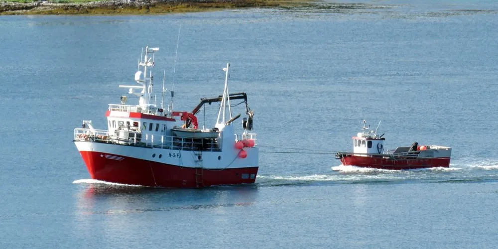 «Stording» og hjelpebåten «Stordøy» er på tur hjemover til Hordaland etter avsluttet makrellsesong i nordre Nordland og utenfor Senja. Foto: Jon Eirik Olsen