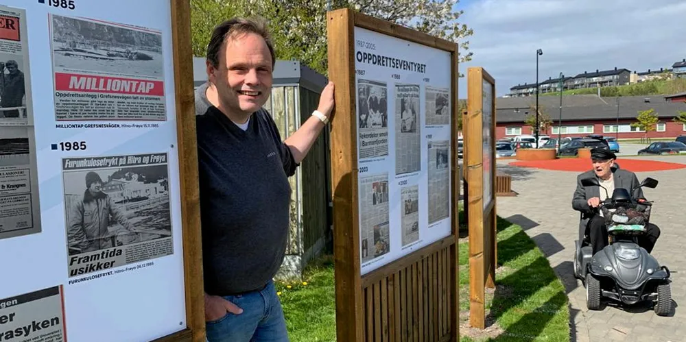 Daglig leder Knut Fredar Reksen i Vindfang med de fem monterne med i alt sju utstillingstavler i Sentrumsparken. Her kan forbipasserende stoppe opp og få innblikk i Hitras bidrag til havbruksutviklinga.
