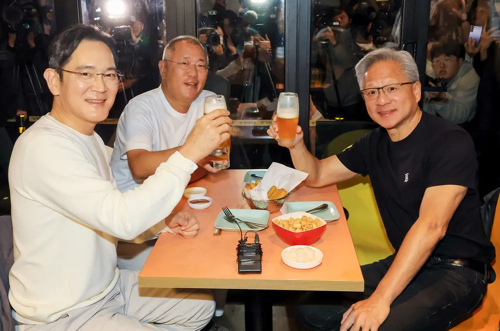 Nvidia-sjef Jensen Huang skåler med Samsung-leder Jay Y. Lee og Hyundai-topp Euisun Chung over øl og fritert kylling i Seoul. Det fikk markedet til å reagere.