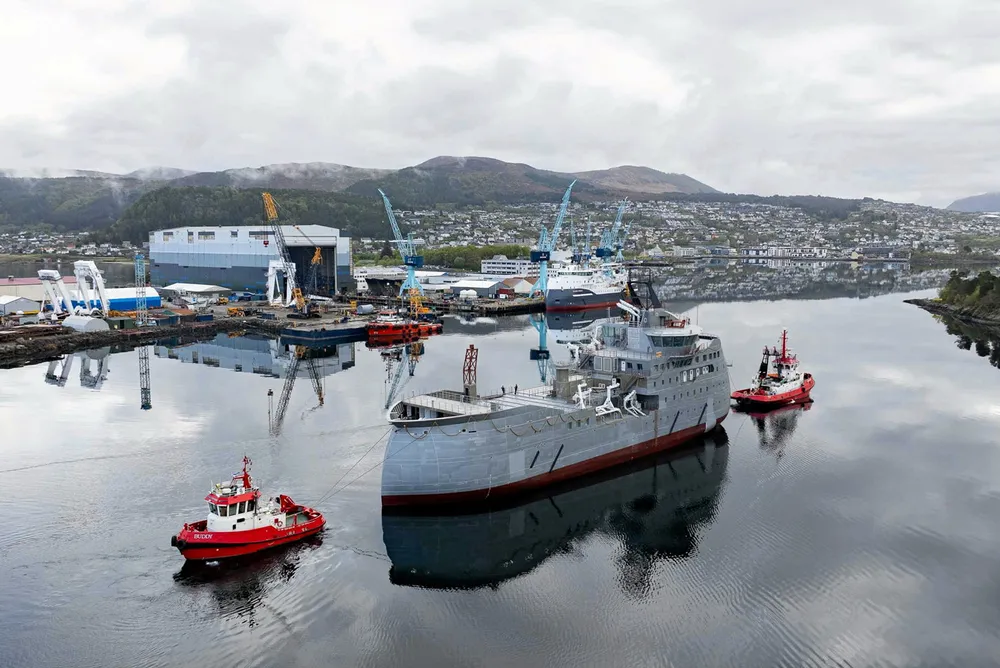 Bygg 319 på Ulstein verft. Her fra innseilingen til verftet.