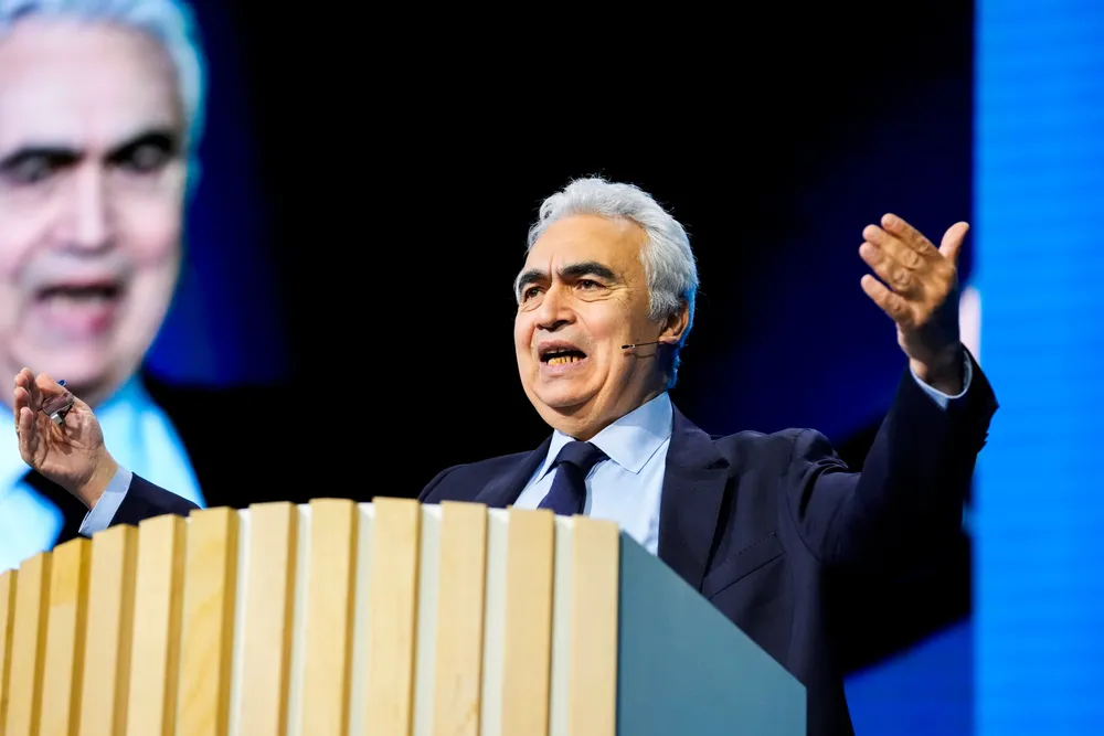 Fatih Birol advarte en fullsatt sal med norske energitopper om å legge alle eggene i en kurv.