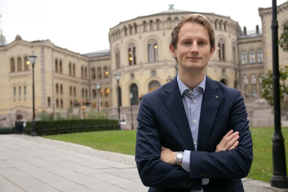 Høyres nye talsperson for energi- og miljø, Aleksander Stokkebø, sier det var en forutsetning for Høyres støtte til klimamålet for 2035 at det var på linje med EUs mål. Når det ikke er innfridd, er det regjeringens skyld, mener han.