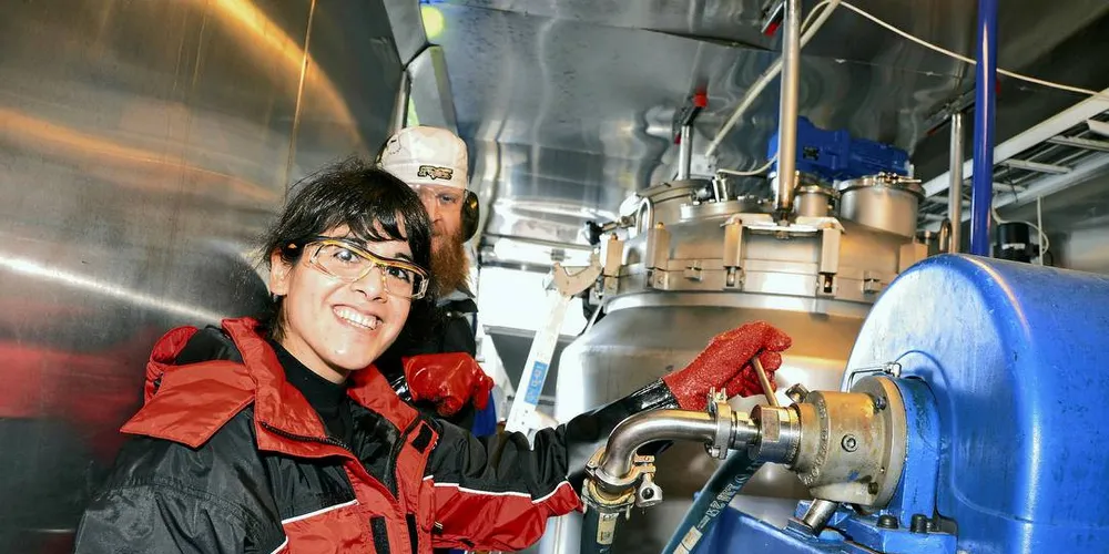 Forsker Ana Carvajal fra Sintef fiskeri og havbruk i Ålesund for å testprodusere proteinverdier fra fiskeslo.Illustrasjonsfoto: Einar Lindbæk