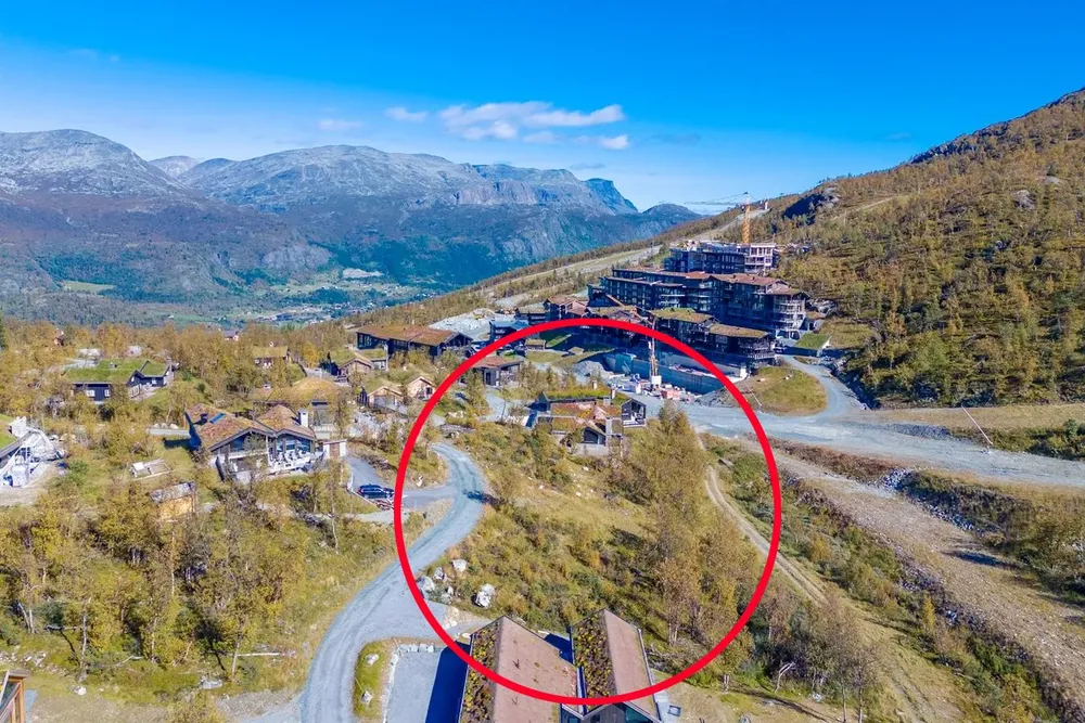Det er tomten innringet i den rød sirkelen som er blitt solgt til den nette sum av 12 millioner kroner.