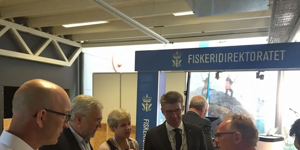 Nordic wildfish stakk av med miljøprisen på Nor-Fishing. Tore Roaldsnes (nr.2 fra venstre) feiret med fiskeidirektør Liv Holmefjord, den islandske fiskeriministeren Gunnar Bragi Sveinsson, fiskeriminister C Fernando fra Sti Lanka (delvis skult) og fiskeriminister Per Sandberg. Foto: Øystein Hage