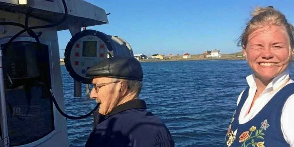 Lone Nikolaisen ankommer i sin nye båt. Iført bunad.Foto: Kent Harald Storåker