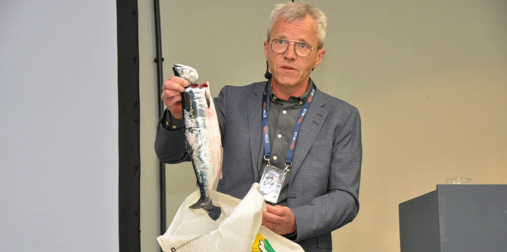 Jim-Roger Nordly viser fram en pukkellaks til skrekk og advarsel.