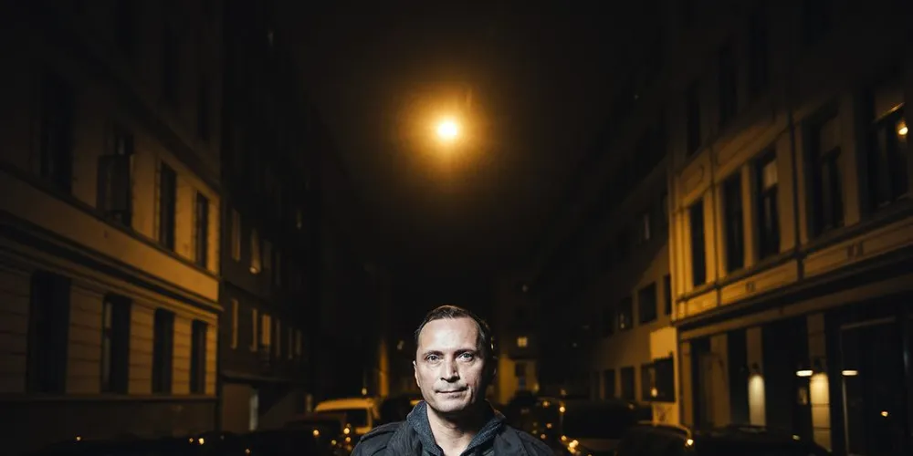 Morten A. Strøksnes har gjort det skarpt med "Havboka eller Kunsten å fange en kjempehai fra en gummibåt på et stort hav gjennom fire årstider". Nå får han kritikk for metodene han brukte på håkjerringfiske. Foto: Fartein Rudjord, DN