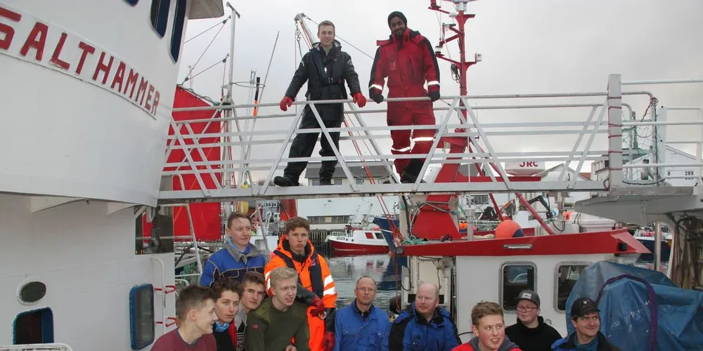 Erik, Håkon, Odin, Fred-Øystein, Sander, Leif-Richard, Nikolai,Sebastian, Jon-Sigurd og Sven Iver var med på lofoftfiske med «Salthammer» i vinter. I tillegg til assistentene/lærerne Thomas og Hans Christian, og skipper og maskinist/instruktør John-Eric og Karl Arne. Foto: Torhild M. Martinussen