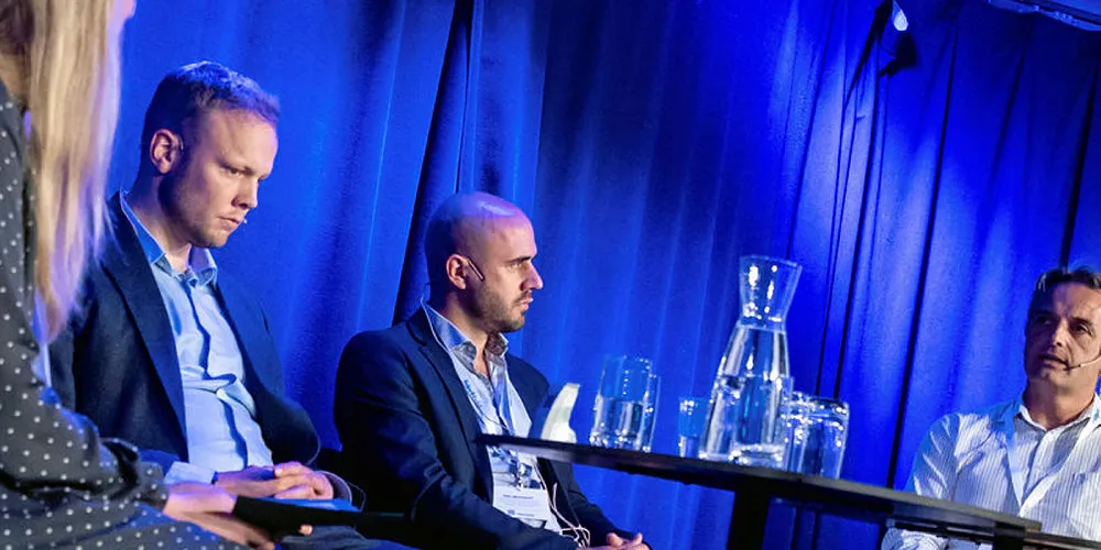Sondre Eide (fra v.), Nicolas Iannone og Inge Forseth intervjues av Camilla Aadland om digitalisering i havbruk.