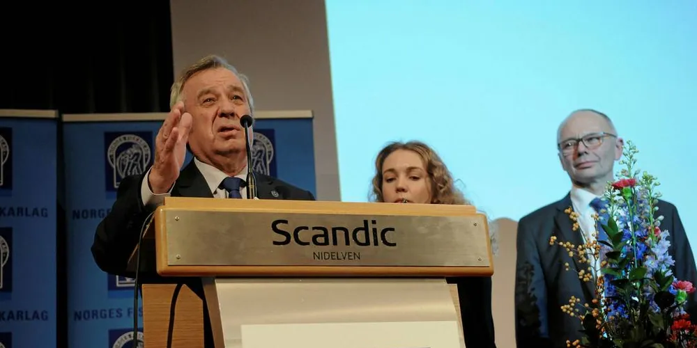 Russiske Vasilij Nikitin ble utvent til nytt æresmedlem i Norges Fiskarlag av leder Kjell Ingebrigtsen (t.h.) under landsmøtet 2017. Elena Almås tolket talen hans.