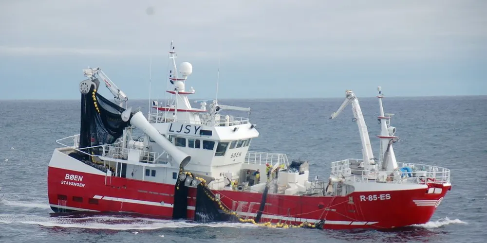 Kystflåten har også deltatt i de siste dagenes hektiske makrellfiske. Her er knapt 34 meter lange «Bøen» fra Egersund i ferd med å sikre seg en fangst på 245 tonn.
