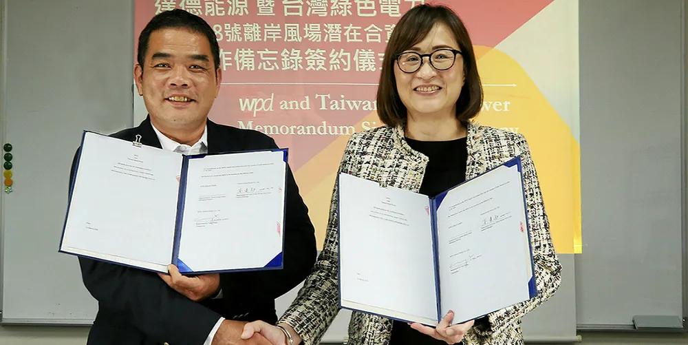 Signing of MoU between Wpd Taiwan chairwoman Yuni Wang and Taiwan Green Power managing director Chien-Hsun Li