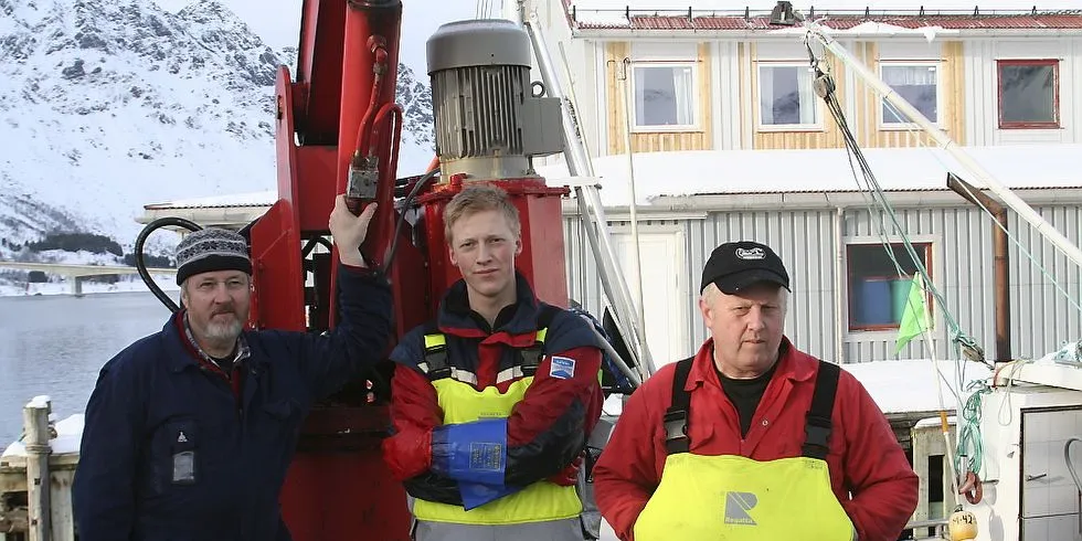 UØNSKET: Tor Otto Betten (tv) og Tor Einar Kjønnø fra Smøla sammen med ”skårungen” Joachim Joakimsen (i midten), protesterte på at om lag 40 prosent av torskefangstene ble nedpriset. Protestene førte til at fiskerne ble erklært uønsket av mottaket på Sund i Lofoten. Foto: Willy Hauge