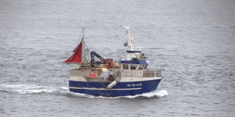 ”Hølabuen” i regnvær, på vei mot vinterfiske fra Breivikbotn. Foto: Jon Eirik Olsen