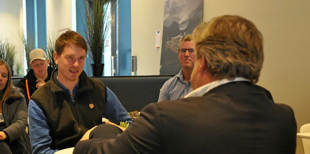 Jacob Meland fra Lovundlaks i samtale med fiskeriministeren.