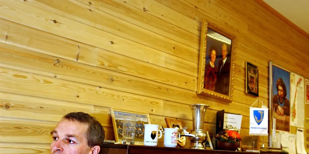Ordfører i Båtsfjord Geir Knutsen (Ap)roser Kjell Olaf Larsen.
