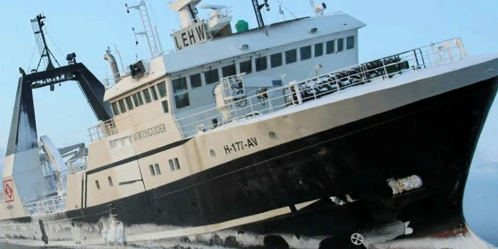 OVERVINTRER: Austevoll-tråleren «Northguider» blir etter planen liggende her i Hinlopen fram til i august, da sjansene for en vellykket bergingsoperasjon trolig er best.