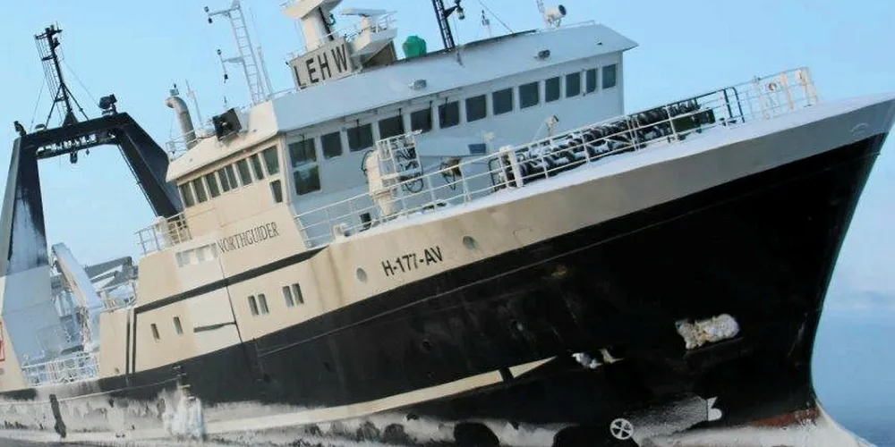 OVERVINTRER: Austevoll-tråleren «Northguider» kan ikke fjernes før issesongen og hekkeperioden for sjøfugl er over i august. Nå sikres tråleren og tømmes for ytterligere avfall. KV «Svalbard» til venstre.