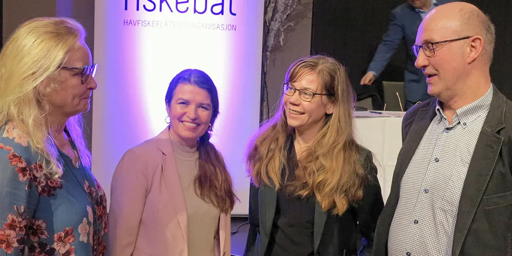 DIALOG: Både politikerne og fiskerne er enige om at det er viktig med en god dialog når vindkraft til havs skal planlegges. Fra venstre Ruth Grung (Ap), Liv Kari Eskeland (H), Ann Myhrer Østenby (NVE), og fisker Helge O. Vikshåland.