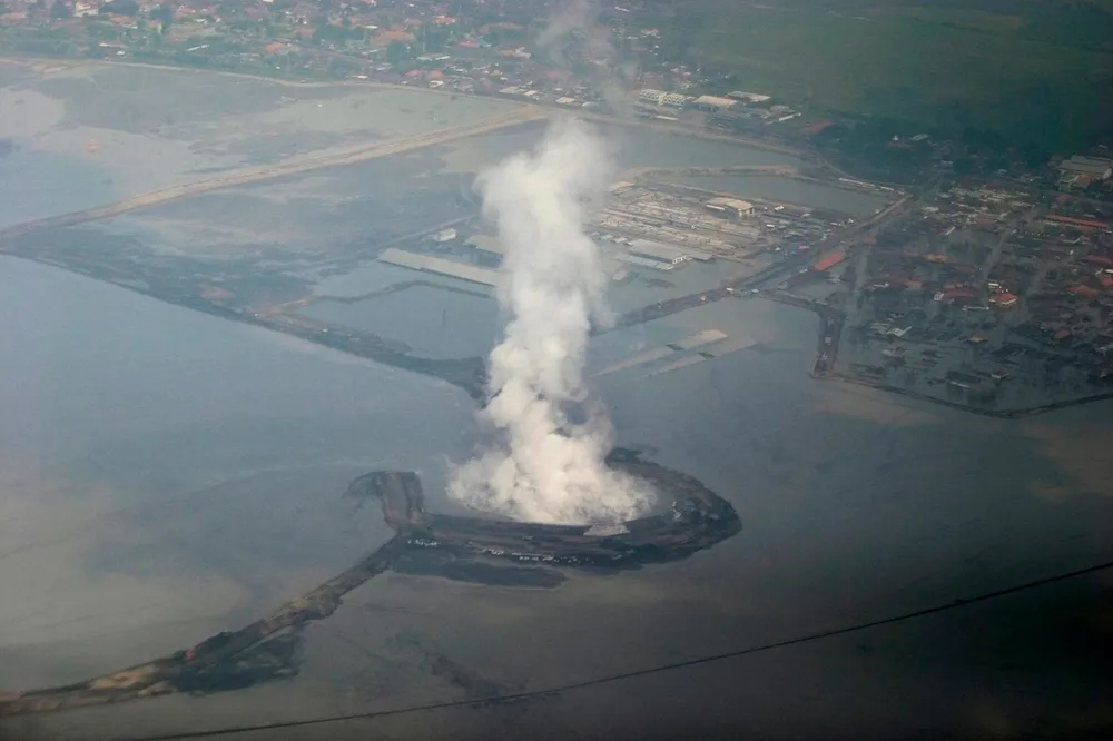 Partially to blame: mud continues to flow from the Banjar Panji-1 well in Java