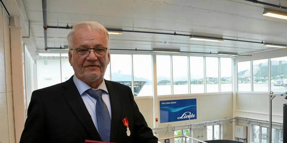 HEDRET: Karsten Glomset fra AGA ble hendret med Kongens fortjenestemedalje i dag.Foto: Einar Lindbæk