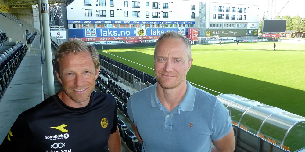 Fotballklubben Bodø/Glimts Ørjan Berg (t.v.) og konsernsjef Geir Wenberg i Salten Aqua på Aspmyra stadion i Bodø.