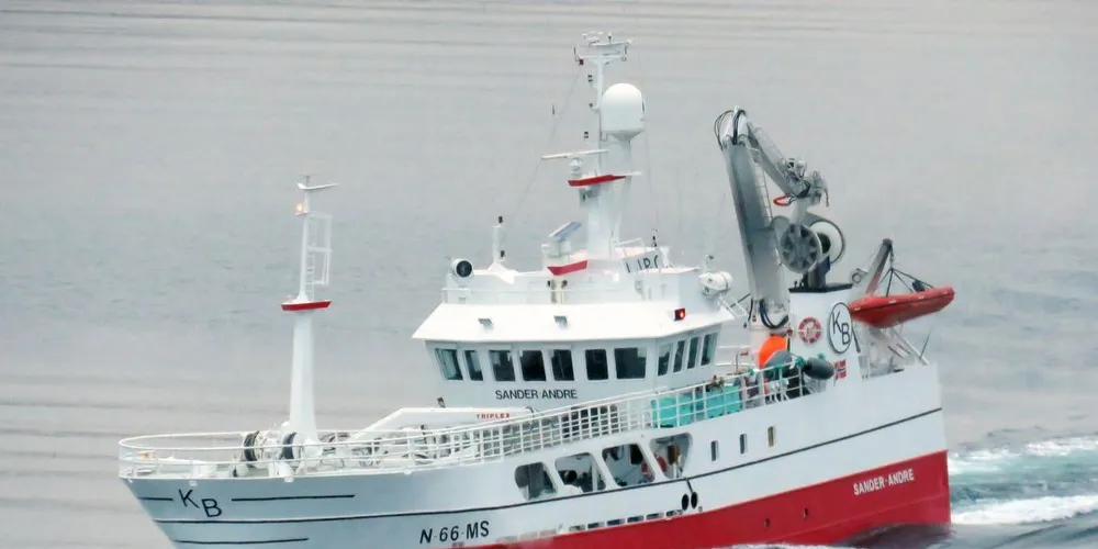 Godt lastet med rundt 350 tonn sild er "Sander Andre" her på vei til levering hos Lofoten Viking. (Foto: Jon Eirik Olsen)