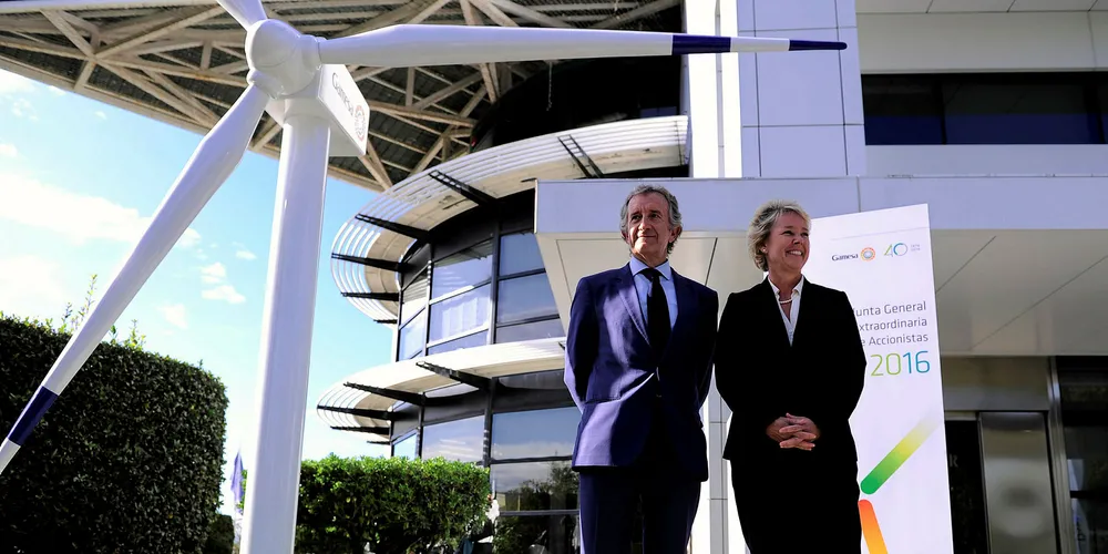 The transition CEO of Siemens Gamesa Renewable Energy, Ignacio Martin (L), and member of the Managing Board of Siemens AG Lisa Davis (R)