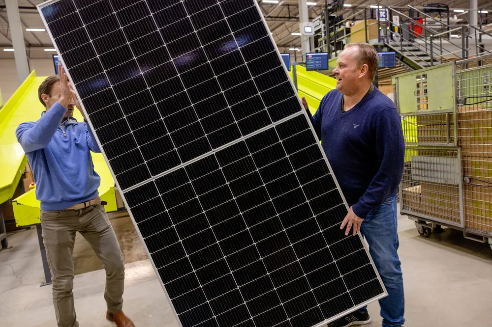 5500 slike solpaneler skal legges på XXLs lagerbygg som vil medføre at sportsutstyrkjeden vil selge 1,7 millioner kilowatt overskuddskraft i markedet. Fa venstre: Jonathan Barfod – partner og investeringsdirektør i Pareto Alternative Investments som representerer gårdeieren, som holder i solpanelet sammen med logistikkdirektør Geir Nielsen i XXL.