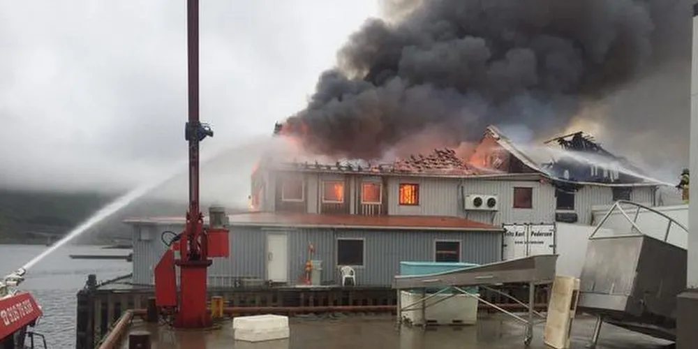 Brannen i fiskebruk i Lofoten vil ta lang tid å slukke, melder politiet. Foto: Midtre Hålogaland politidistrikt.