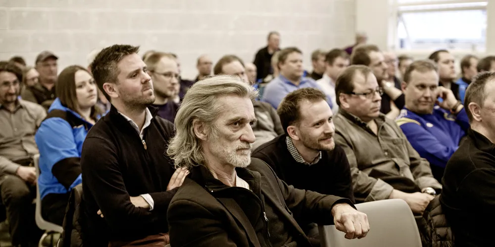 Fra et folkemøte om Spildra Øst: Foran i bildet: Jon-Arne Jørstad, Naturvernforbundet. Bak: Ola Helge Hjetland og Eivind Nævdal-Bolstad, kommunikasjonsarbeidere for Marine Harvest.