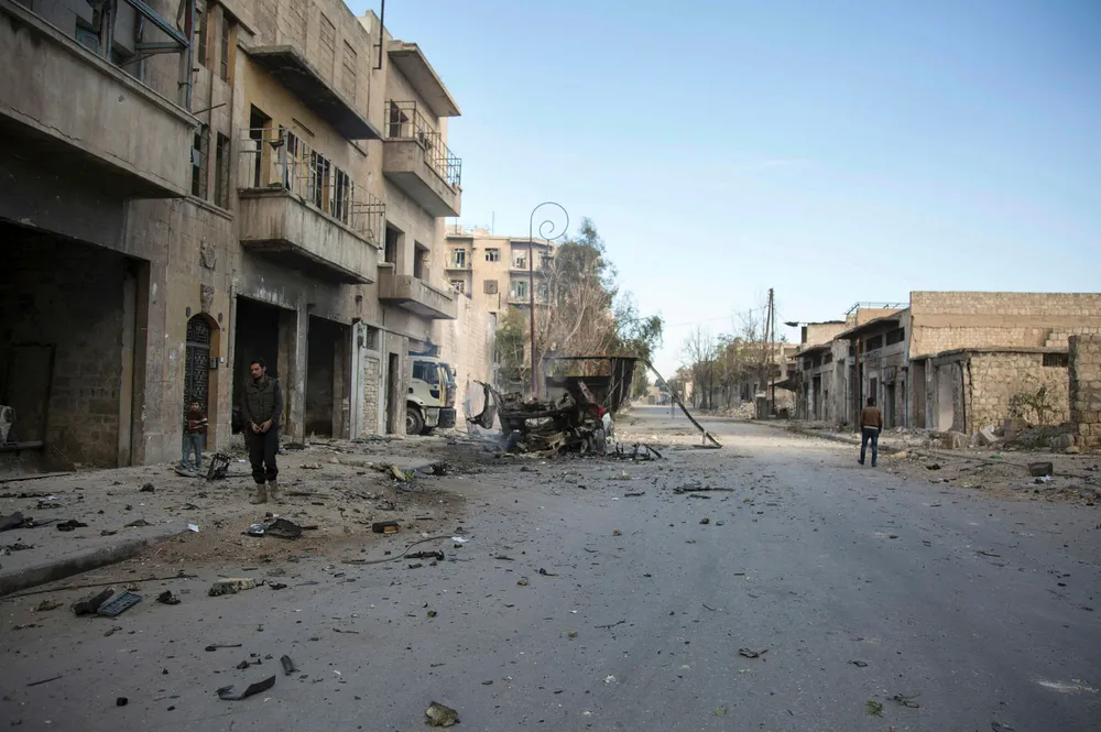 En sivil syrer i landsbyen Bab al-Nayrab i Syria lørdag. Foto: KARAM AL-MASRI/AFP/NTB Scanpix