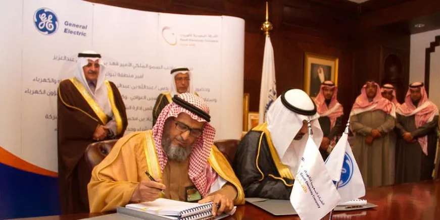 Saleh Nasser Al Suhaibani, SEC, executive vice president engineering and projects and Hisham Albahkali, GE chief executive for Saudi Arabia and Bahrain signing contract for Green Duba project.