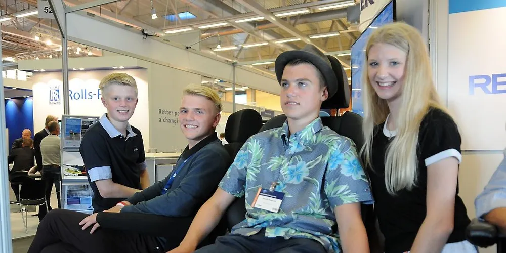 Fra venstre: Marcus (13), Endre (15), Daniel (14) og Serene Eidesvik har vært på Nor-Fishing de siste ti årene og er ikke i tvil om at det er sommerens høydepunkt. To av dem gjør seg klare for skipperstolen. Begge foto: Kjersti Kvile