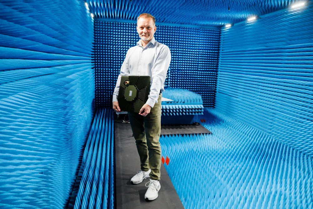 Denne boksen kan enkelt bidra til å etablere kommunikasjonsnettverk i områder uten etablert infrastruktur. I dette rommet tester medarbeiderne til Radionor-sjef Raymond Søderholm ut teknologien i et strålingssikkert kammer.