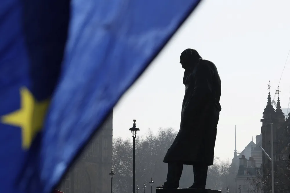 Et EU-flagg vaier foran en statue av Winston Churchill. Parallellen mellom norske EU-holdninger og holdninger til nøytralitet i 1946 er belysende, mener Paal Frisvold.