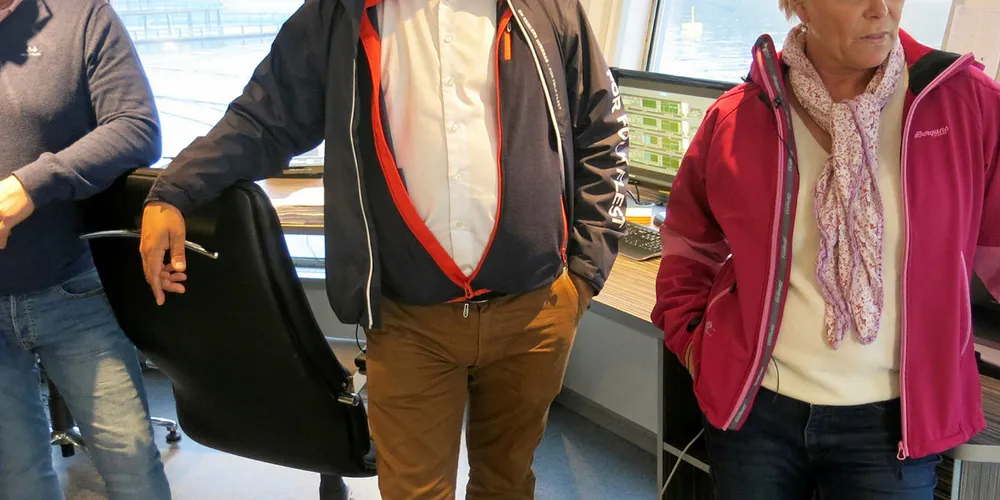 FRP-TOPPER PÅ LAKSEANLEGG I NORDLAND: Sentrale Frp-politikere på omvisning på en lokalitet til lakseselskapet Gifas utenfor Bodø i 2017. Stortingsrepresentant og leder av Nordland Frp, Dagfinn Olsen (t.v.), olje og energiminister Kjell-Børge Freiberg og finansminister Siv Jensen.