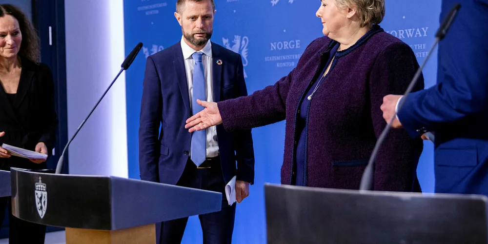 KORONA: Gjeninnhentinga av norsk økonomi har gått raskare enn forventa. Bildet er frå pressekonferansen i mars då Erna Solberg gløymde seg og strakk ut handa til Camilla Stoltenberg. Camilla Stoltenberg (fra venstre), Bent Høie, Erna Solberg og Bjørn Guldvog har pressekonferanse om korona tiltak på SMK.