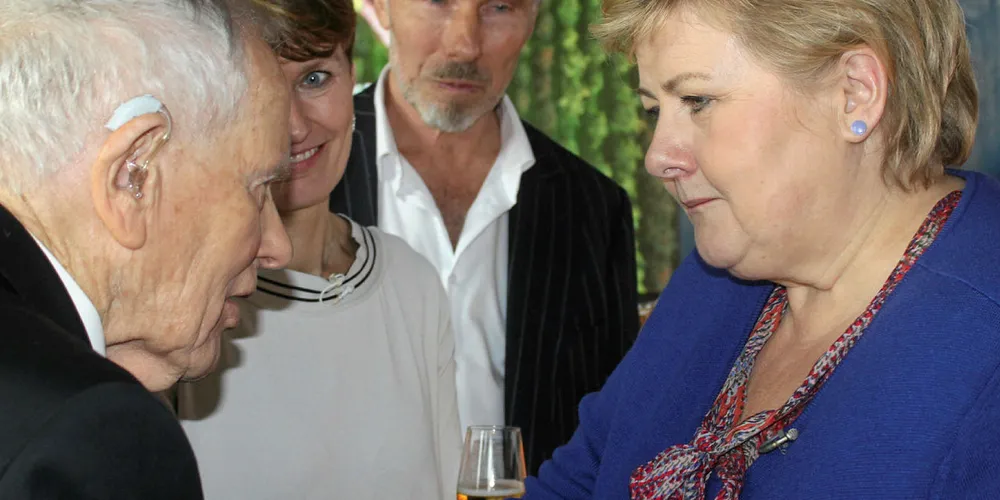 Statsminister Erna Solberg (H) sto onsdag for den offisielle åpningen av visningssenteret «The Salmon» i Oslo. Her i samtale med pensjonert professor Trygve Gjedrem.