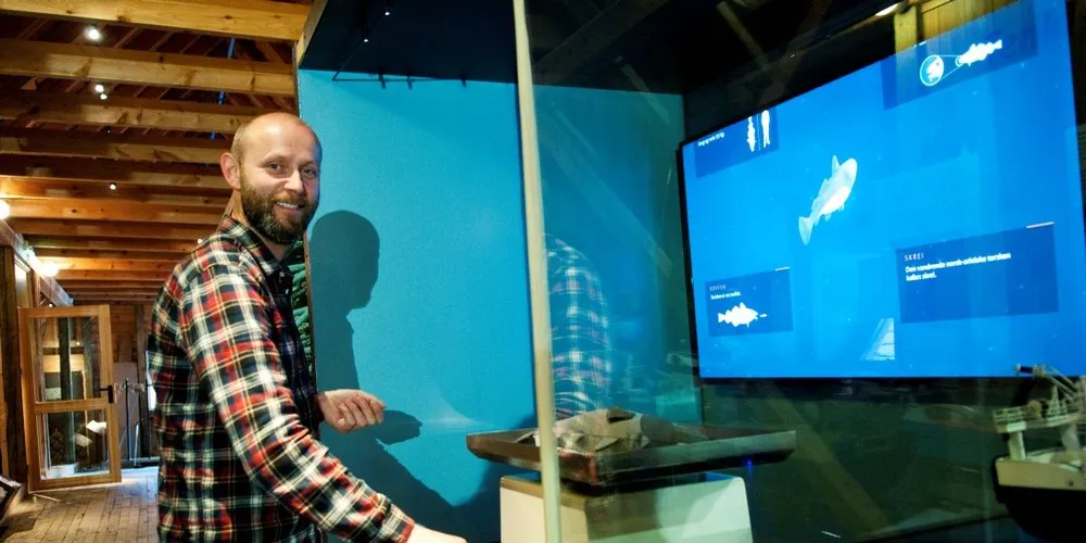 Leder av Norges Fiskerimuseum, Årstein Svihus, viser hvordan man kan følge torskens historie i den nye utstillingen «Ressurser til låns». Foto: Kjersti Kvile