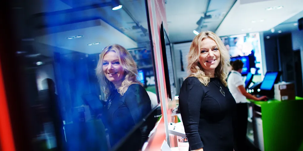 - To kasser champagne på at telekom skal tjene mer enn energi