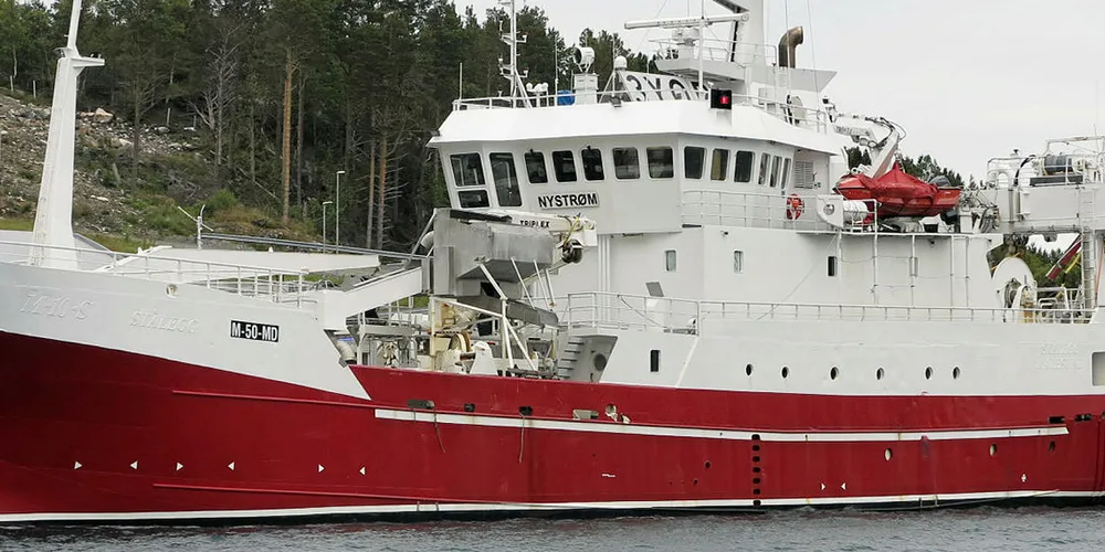 Etter ombyggingen av baug og styrhus ser kystnotbåten «Nystrøm» slik ut. Her ved kai i Midsund.
