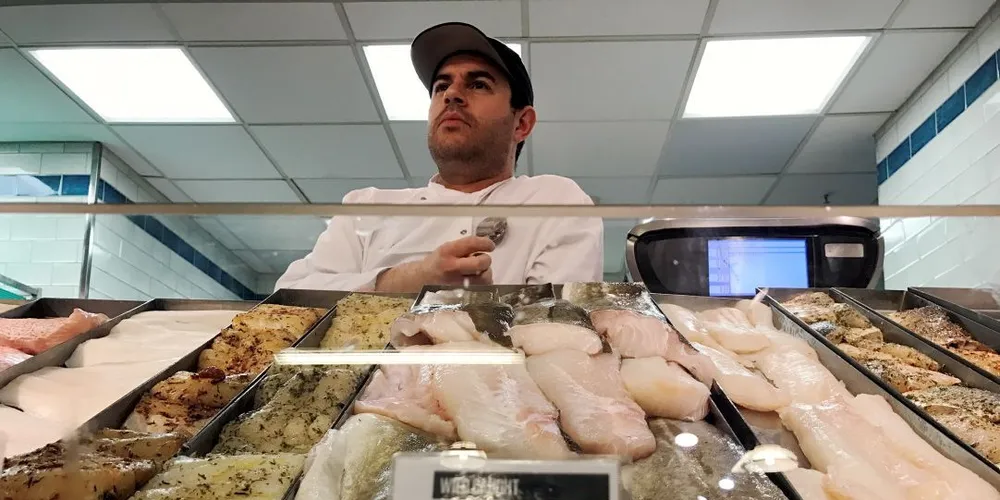 Om et par uker er supermarkeder i UK klar til å promotere norsk skrei. Her James Morrissey i fiskedisken til Whole Foods i London. Foto: Torhild Måkestad Martinussen