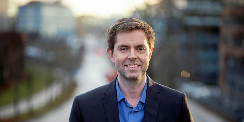 Juridisk direktør i Forbrukertilsynet, Frode Elton Haug, forklarer at det ikke er nok å opplyse at det tilkommer innkjøpskostnader på spotprisen. Strømleverandørene må opplyse hva prisen faktisk er. Nå må 29 leverandører svare for seg til tilsynet.