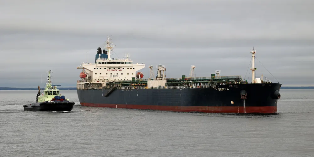 The Eagle S is escorted to Porvoo anchorage with missing anchor.