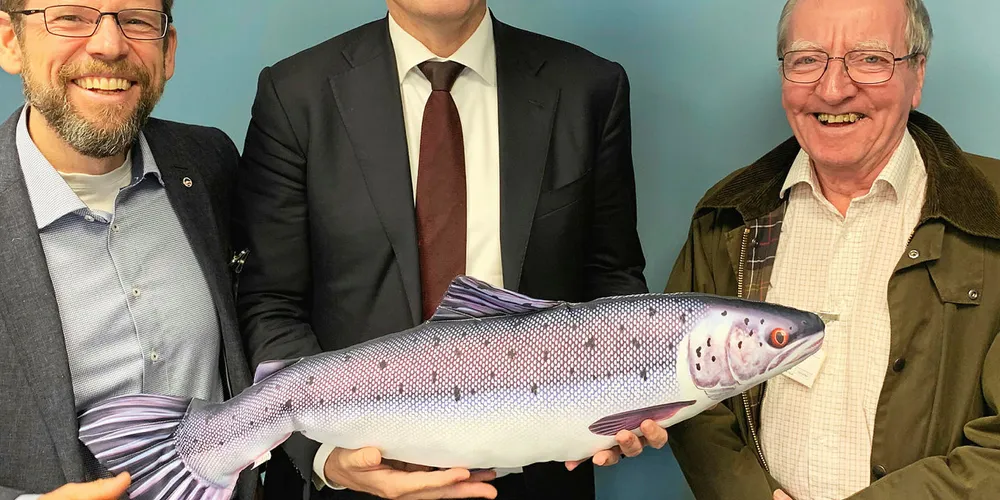 FEIRER: Generalsekretær Torfinn Evensen (t.v.) i Norske Lakseelver, feirer friskmeldingen av Rauma sammen med Klima- og miljøminister Ola Elvestuen og leder av Rauma Elveeierlag, Vidar Skiri.
