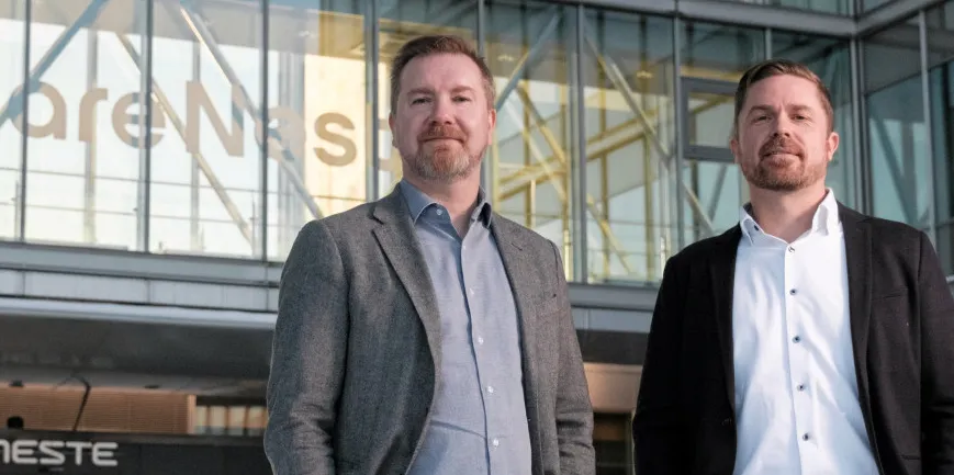 Neste’s Paavo Kojonen (left) and Seaber’s Sebastian Sjoberg after agreeing the deal.
