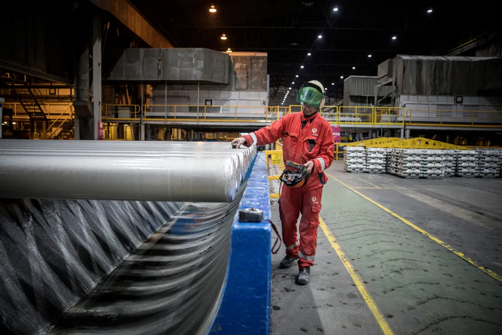 Veien ut av krisen er at Norge åpner igjen, men handler også om at vi klarer å skape nye arbeidsplasser og inkludere flere i arbeidslivet, skriver artikkelforfatteren. På Hydro Husnes holdes hjulene i gang.