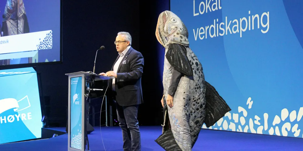 FLAMMENDE INNLEGG: Tom Georg Indrevik, leder av Vestland Høgre, holdt et flammende innlegg mot lakseskatt. Med seg på scenen hadde han med seg hovedpersonen selv.